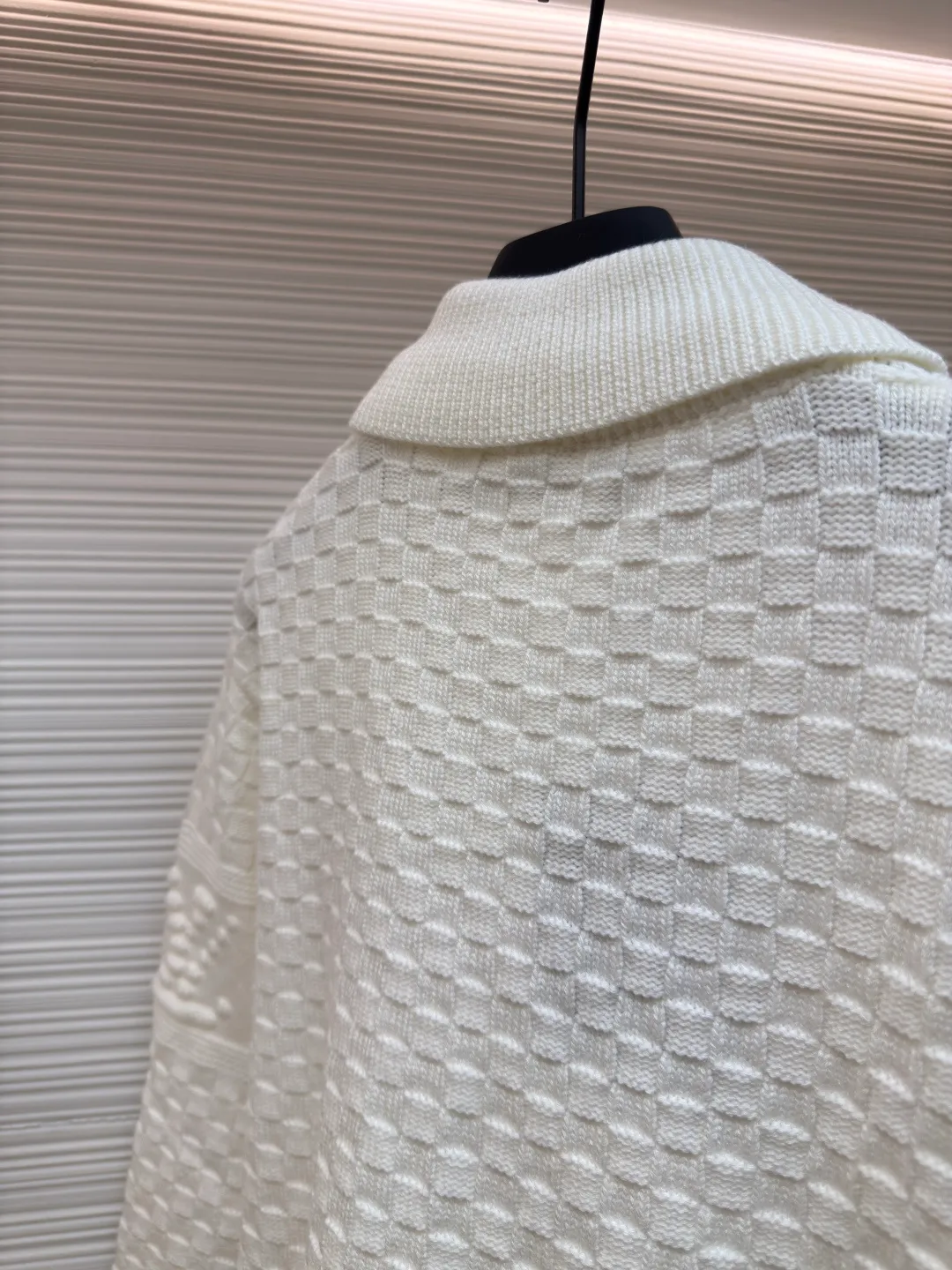 LOUIS VUITTON checkerboard embossed sweater ●Original version: purchased and developed for 12100 ●Item number: 1680746-B50 ●Fabric: crown yarn fabric ●Technology: embossed production ●Version: fitted version ●Weight: about 735 grams ●Size: XS-S-M-L ●Description: We use custom-made high-quality crown core yarn. Currently, there is no stock of yarn with this feel on the market. The core-filled yarns on the market are all cotton-containing, which is rather hard and cannot achieve the effect of the original version. The color presented is very different from the original version. Our customized core-filled yarn has a lot of manufacturing processes. It requires spinning out the raw material core, and then hooking the yarn on the machine for secondary processing and threading the raw material core! The machine cannot rotate too fast, as it will easily cause the thread to spin out, and once it does, it will be useless! After the dyeing is done, you can only use high-temperature dyeing tanks. If the temperature is not enough, the yarn will be dyed unevenly! High-temperature vats are rare in general dyeing factories! Generally, it takes 12 hours for dyeing to enter the vat, and several hours for drying at low temperature when it comes out. If the temperature is too high, it will be scrapped; after dyeing, it can only be done with a slow machine, and fast machines are prone to problems with thick and thin hair horizontal bars. In order to restore the effect of the original version to the maximum, the LOGO is exactly the same as the original version. The fabric pieces are woven at a parallel and even speed using a machine imported from Germany worth 47W. Each piece takes 270 minutes. All knots during the weaving process will be manually processed without traces. The knot-free rate is as high as 95%. It will not be woven like those ordinary computerized flat knitting machines. In order to rush the goods efficiently, the speed is turned to the limit. The stitches of the knitted pieces are different in size, pattern and pattern. The overall wiring is straight and delicate, the fabric is comfortable and soft, and the color is consistent without color difference. It can be matched with the same style to create a fashionable look and control various occasions. Customized accessories, complete with three standards, same style for men and women!
